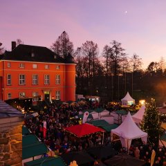 Sicht von oben auf den Weihnachtsmarkt auf Burg Wissem