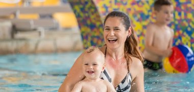 Frau mit Baby im Schwimmbad Aggua