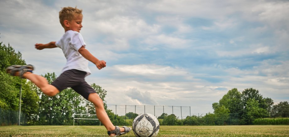 Junge schießt Fußball