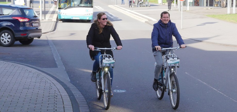 Zwei Fahrradfahrer in Troisdorf vor dem Rathaus