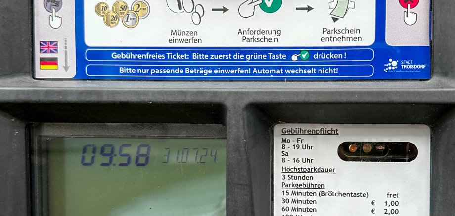 Hinweisschild auf dem Parkscheinautomaten