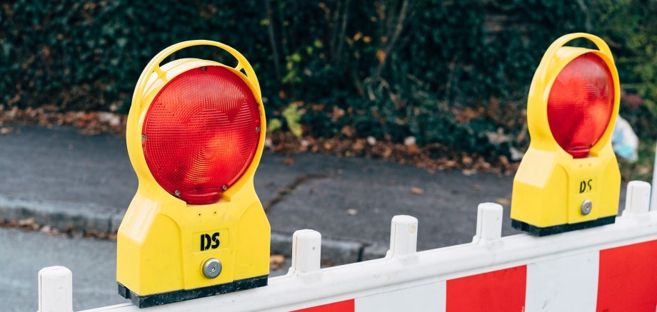 Straßensperre: Bake mit Signallampen