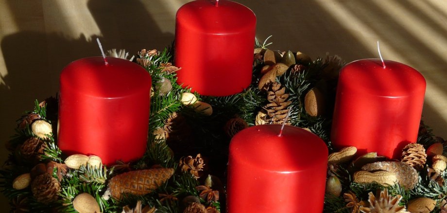 Adventskranz im Zwielicht