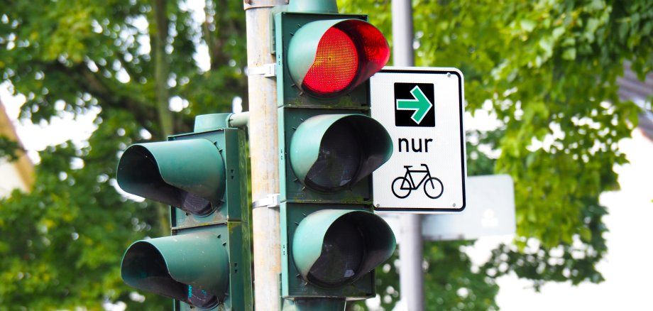 Ampel mit Grünem-Pfeil-Schild für Fahrradfahrer