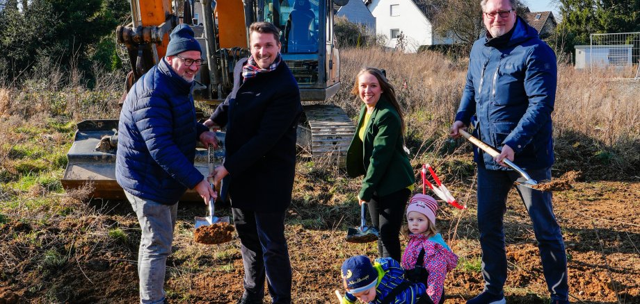 V.l. Bauunternehmer Jörg Schenkelberg, Bürgermeister Alexander Biber, Initiatorin Sarah Schenkelberg mit ihren Kindern Matteo (3) und Mia (2) und Dr. Markus Wüst, Jugendamtsleiter der Stadt Troisdorf beim ersten symbolischen Spatenstich.