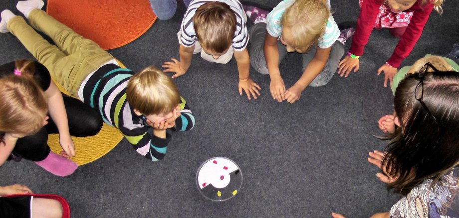 Kinder im Kreis spielen 