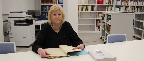 Frau Boß im Lesesaal des Stadtarchivs (Bild: Stadtarchiv Troisdorf)