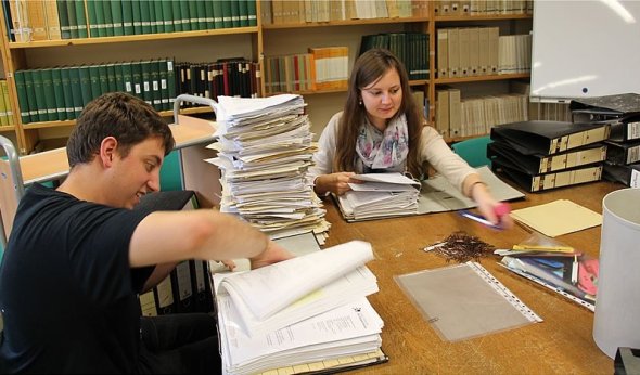 Roman Haenßgen und Maria Klefke bei ihrer Arbeit im Stadtarchiv (Bild: Stadtarchiv Troisdorf)