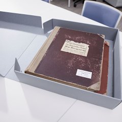 Historisches Rechnungsbuch im Archivkarton