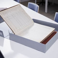 Historisches Rechnungsbuch im Archivkarton