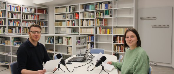 Unsere Praktikantin Johanna Wiese (rechts) und unser Auszubildender Christian Fuchs (links) bei der Aufnahme der 4. Podcast-Folge (Bild: Stadtarchiv Troisdorf)