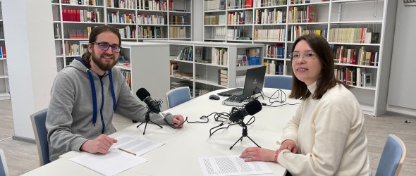 Unser Auszubildender Marcel Luitjens (links) und unsere Praktikantin Lea O’Brien (rechts) bei der Aufnahme der 5. Podcast-Folge (Bild: Stadtarchiv Troisdorf)