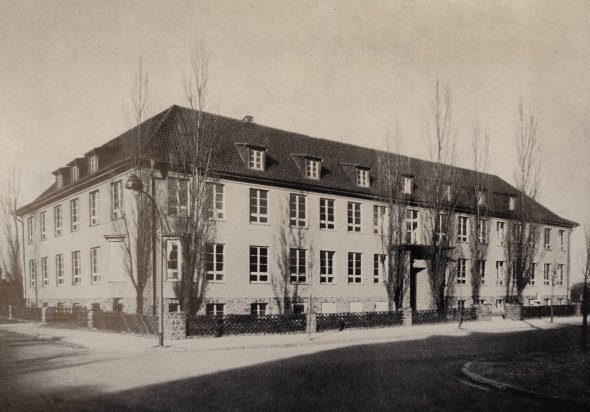 Historische Aufnahme des Berufsschulgebäudes in Troisdorf, vor 1950 (Quelle: Alois Müller, Die Entwicklung der Berufsschule, in: Dr. Wilhelm Hamacher (Hg.), Troisdorf im Spiegel der Zeit, Siegburg 1950, S. 157)