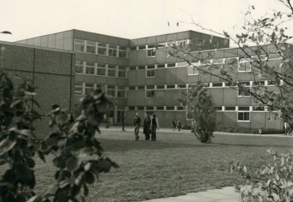 Aufnahme des heutigen Heinrich-Böll-Gymnasiums im Schulzentrum Sieglar (Edith-Stein-Straße) aus dem Jahr 1976 (Quelle: Stadtarchiv Troisdorf, F 2.4.2)