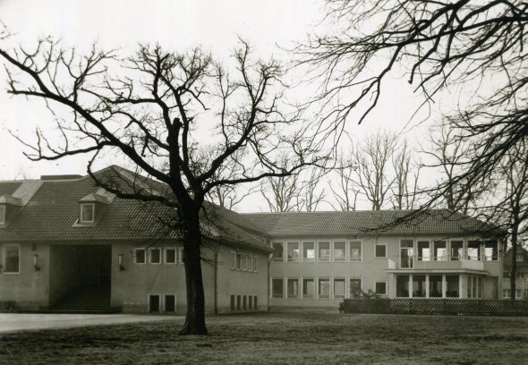 Historische Aufnahme des Realschulgebäudes in der Heimbachstraße 10 (Quelle: Stadtarchiv Troisdorf, F 2.3.1)