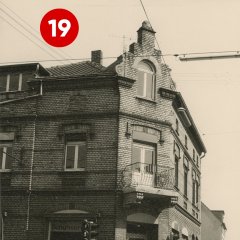 19. Türchen: Aufnahme des Eckhauses an der Hauptstraße 170 in Spich aus den 1970er-Jahren (Stadtarchiv Troisdorf, B 542)